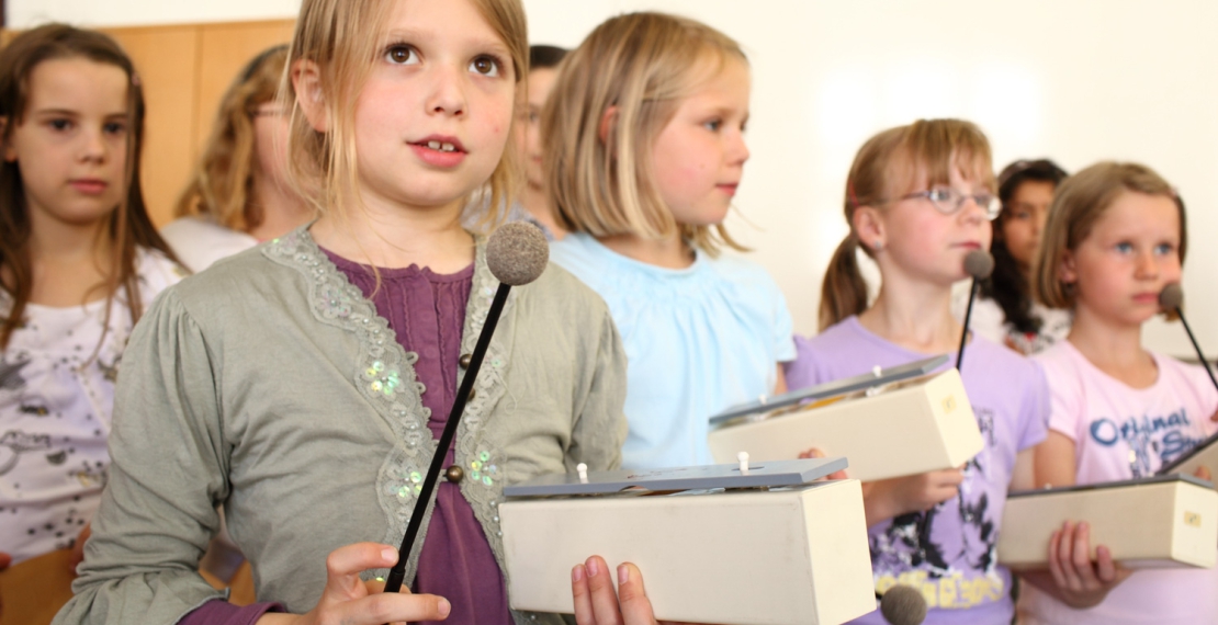 Kinder spielen auf Klangbausteinen