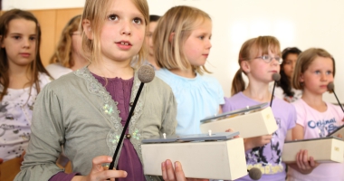 Kinder spielen auf Klangbausteinen