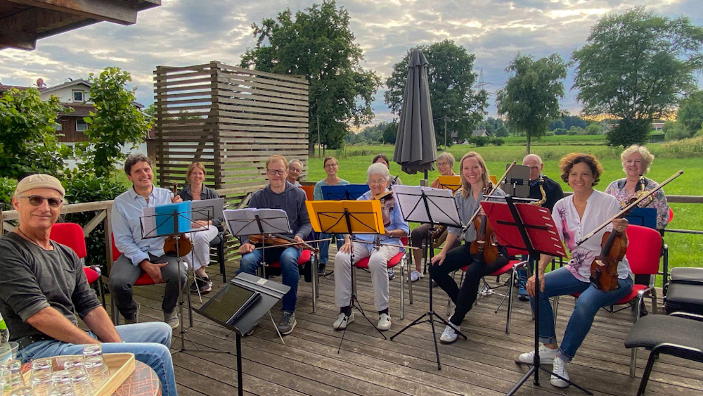 das Orchester MuKo der Stadtsing-und Musikschule Kolbermoor auf der Terrasse des Seniorenheims Loholz