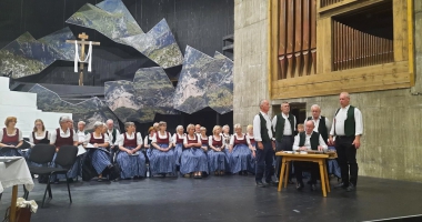 der Gemischter Chor der Stadtsingschule im Hintergrund, der Kolbermoorer Mannergsang im Vordergrund im Festspielhaus in Erl