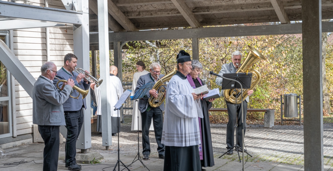 Die Geistlichkeit umrahmt vom Bläserquartett