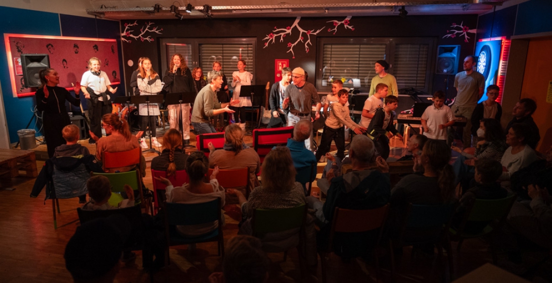 Die Teilnehmer auf der Bühne im Jugendtreff bei der Zugabe