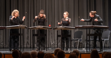 Das Hackbrettquartett auf der Bühne im Mareissaal