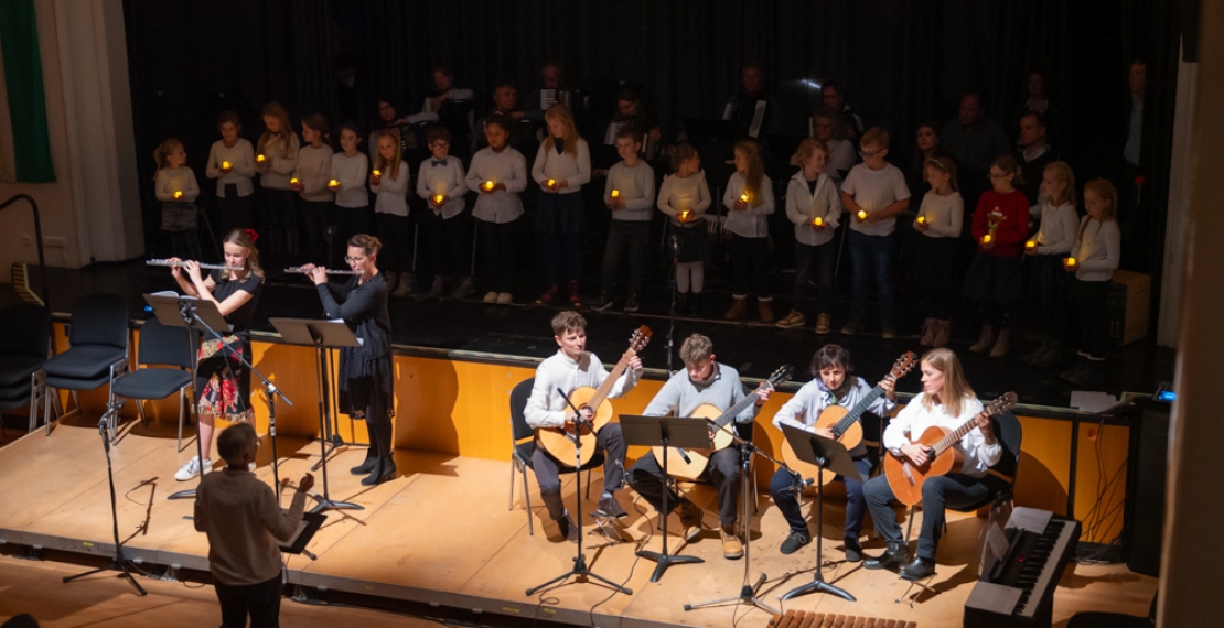 Kinderchor mit Instrumentalisten