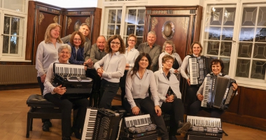 das Akkordeonorchester Kolbermoor im Saal der Musikschule