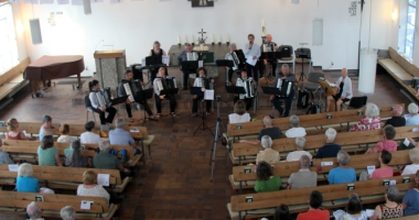 Das Akkordeonorchester Kolbermoor in der evangelischen Kirche Brannenburg