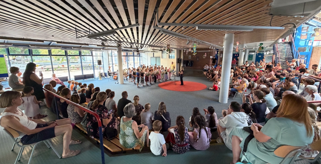 Die Bläserklassen in der Aula der Adolf-Rasp-Grundschule 