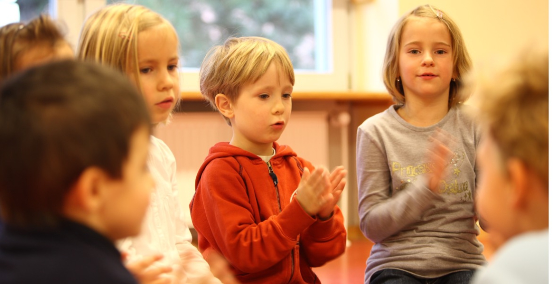 Kinder musizieren