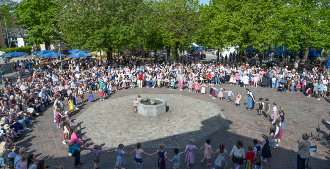 Die Kinder der Musikalischen Früherziehung beim Maibaumfest 