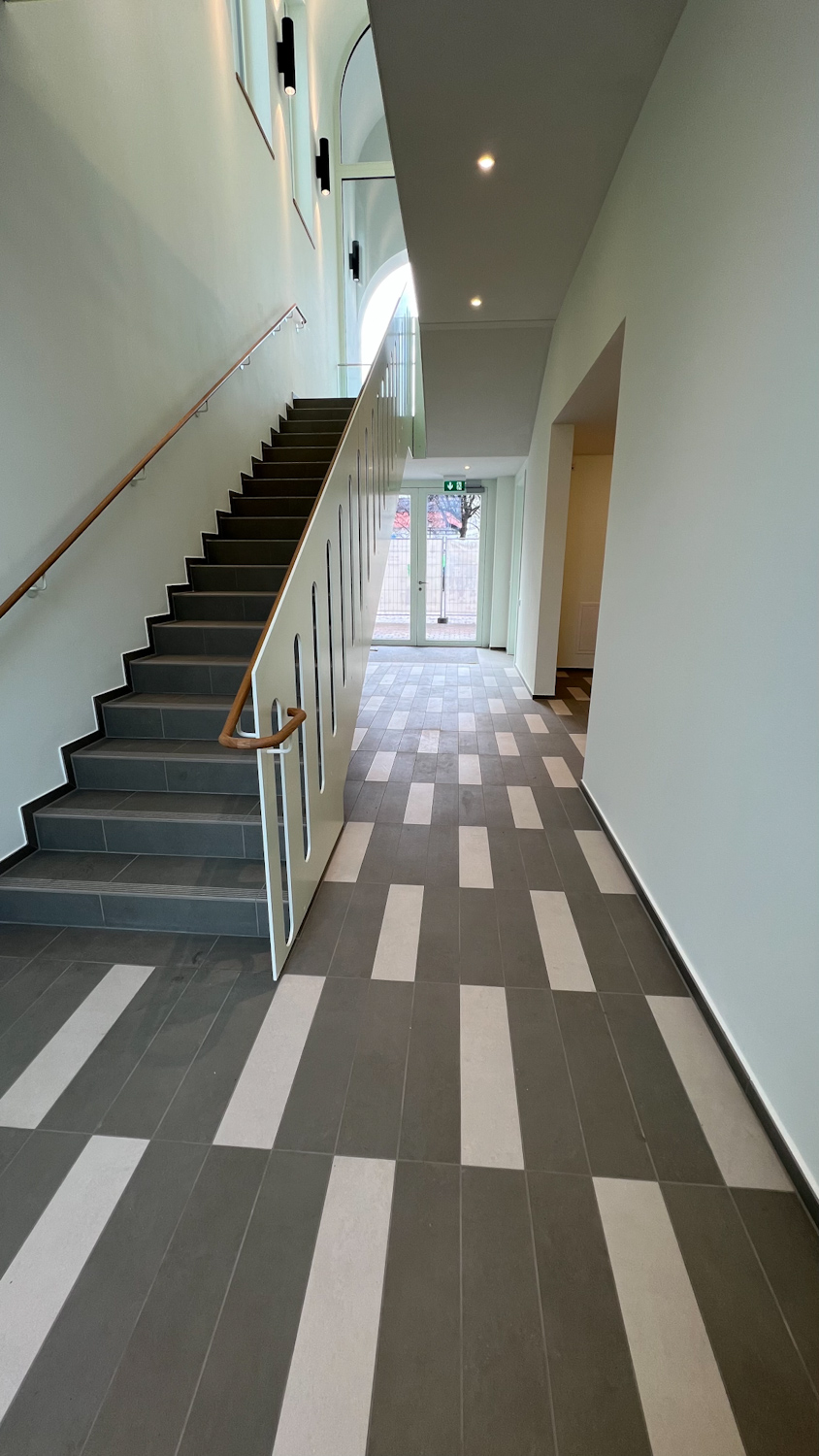 Neubau Neubau Treppenhaus Blick zum Eingang