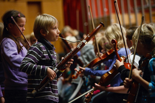 Kinder im Orchester mit verschiedenen Instrumenten