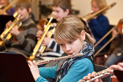 Bläserklassenkinder mit Querflöten und Trompeten