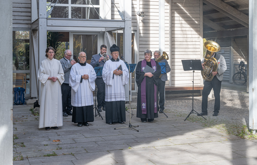 Die Geistlichkeit umrahmt vom Bläserquartett