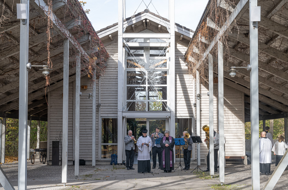 Die Geistlichkeit umrahmt vom Bläserquartett