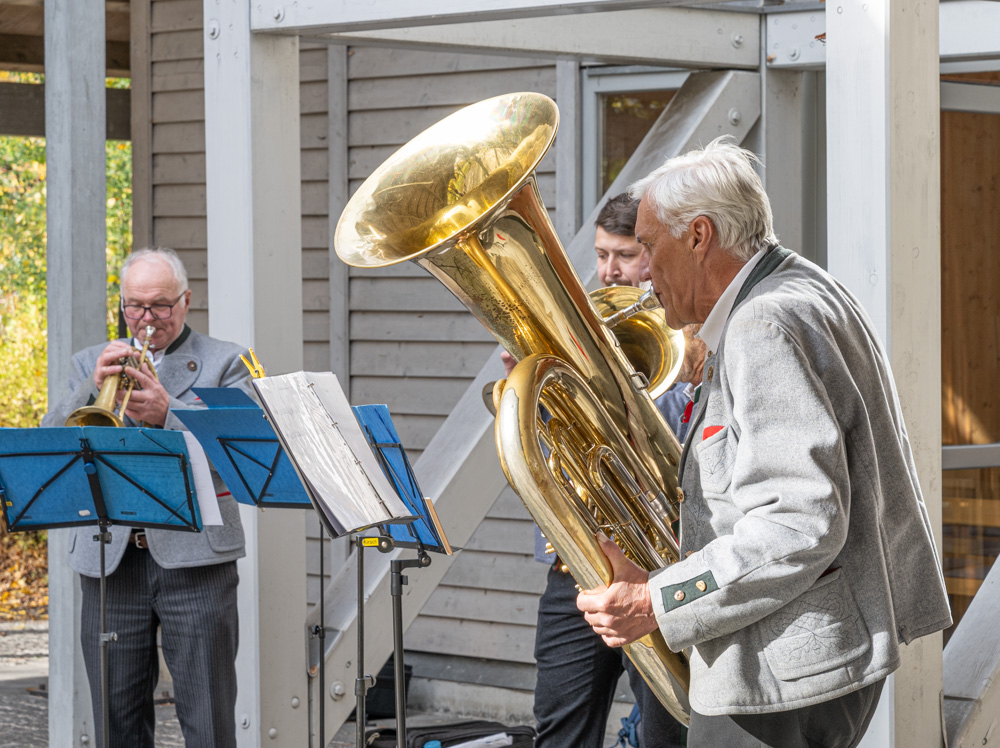 Die Geistlichkeit umrahmt vom Bläserquartett Die Geistlichkeit umrahmt vom Bläserquartett