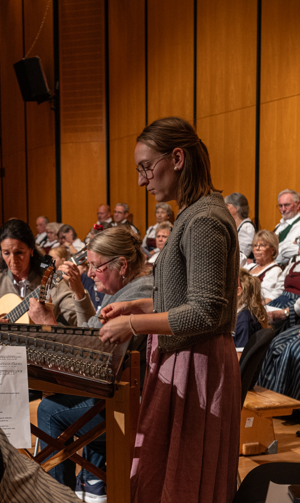 Maria Weigl, Leiterin der Kolbermoorer Saitenmusi