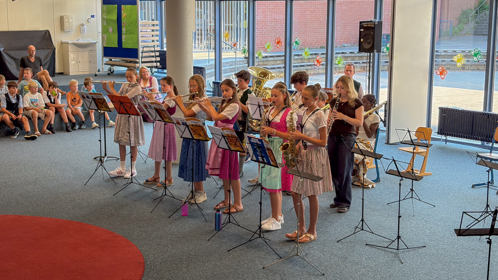 Die Bläserklassen in der Aula der Adolf-Rasp-Grundschule 