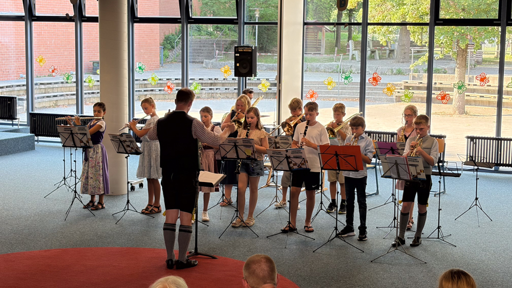 Die Bläserklassen in der Aula der Adolf-Rasp-Grundschule 