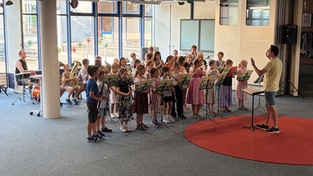 Die Bläserklassen in der Aula der Adolf-Rasp-Grundschule 