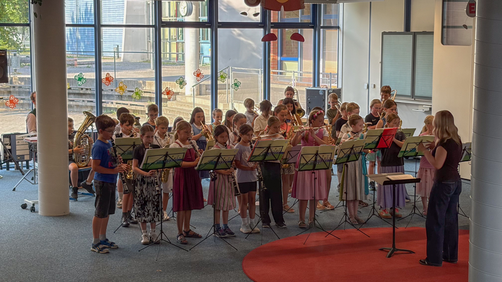 Die Bläserklassen in der Aula der Adolf-Rasp-Grundschule 