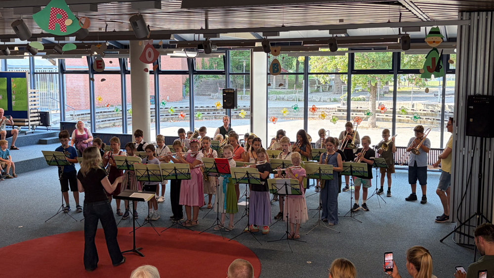 Die Bläserklassen in der Aula der Adolf-Rasp-Grundschule 