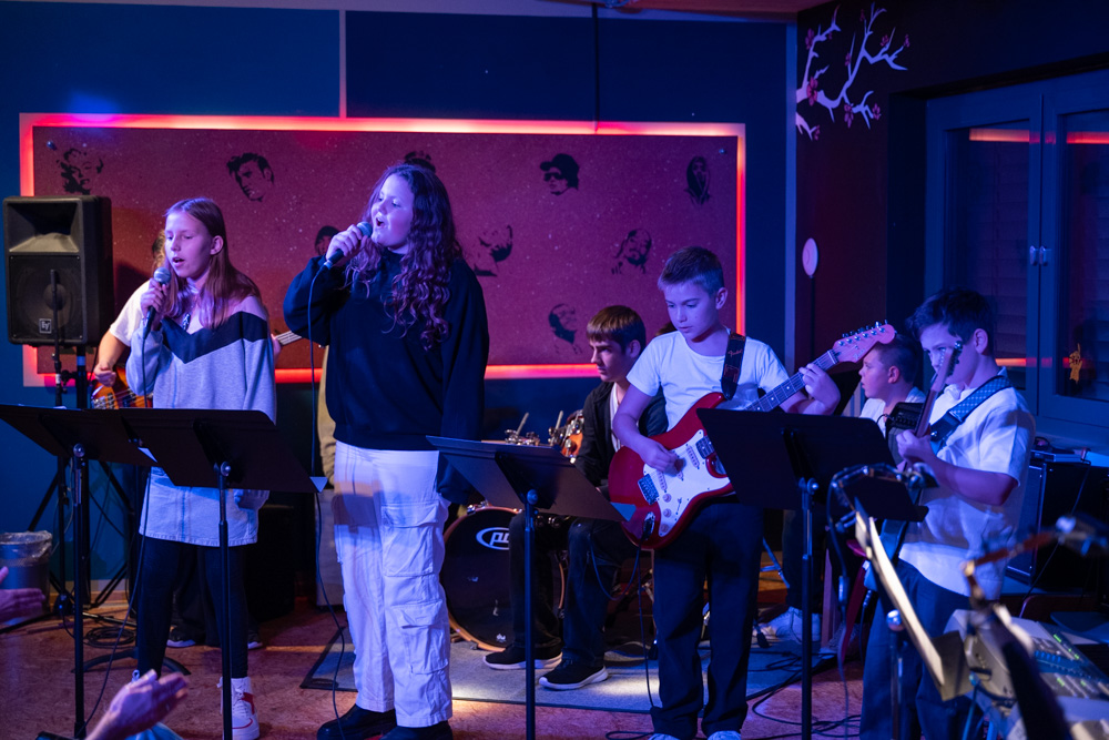 Die Teilnehmer auf der Bühne im Jugendtreff Die Teilnehmer auf der Bühne im Jugendtreff