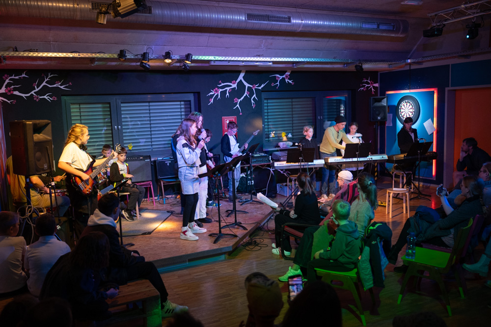 Die Teilnehmer auf der Bühne im Jugendtreff Die Teilnehmer auf der Bühne im Jugendtreff