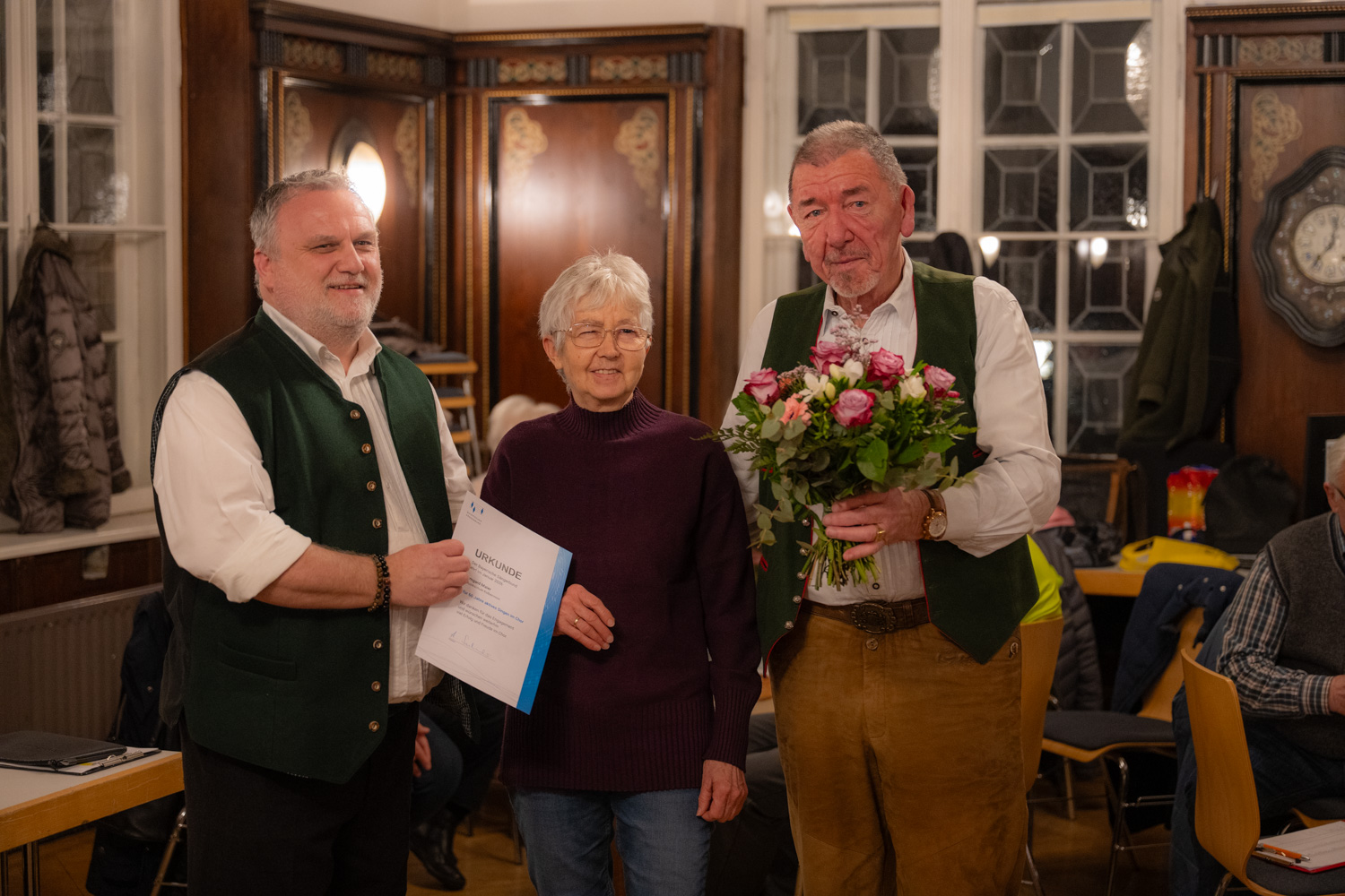 Irmgard Maier wird für 60 Jahre Gesang geehrt 