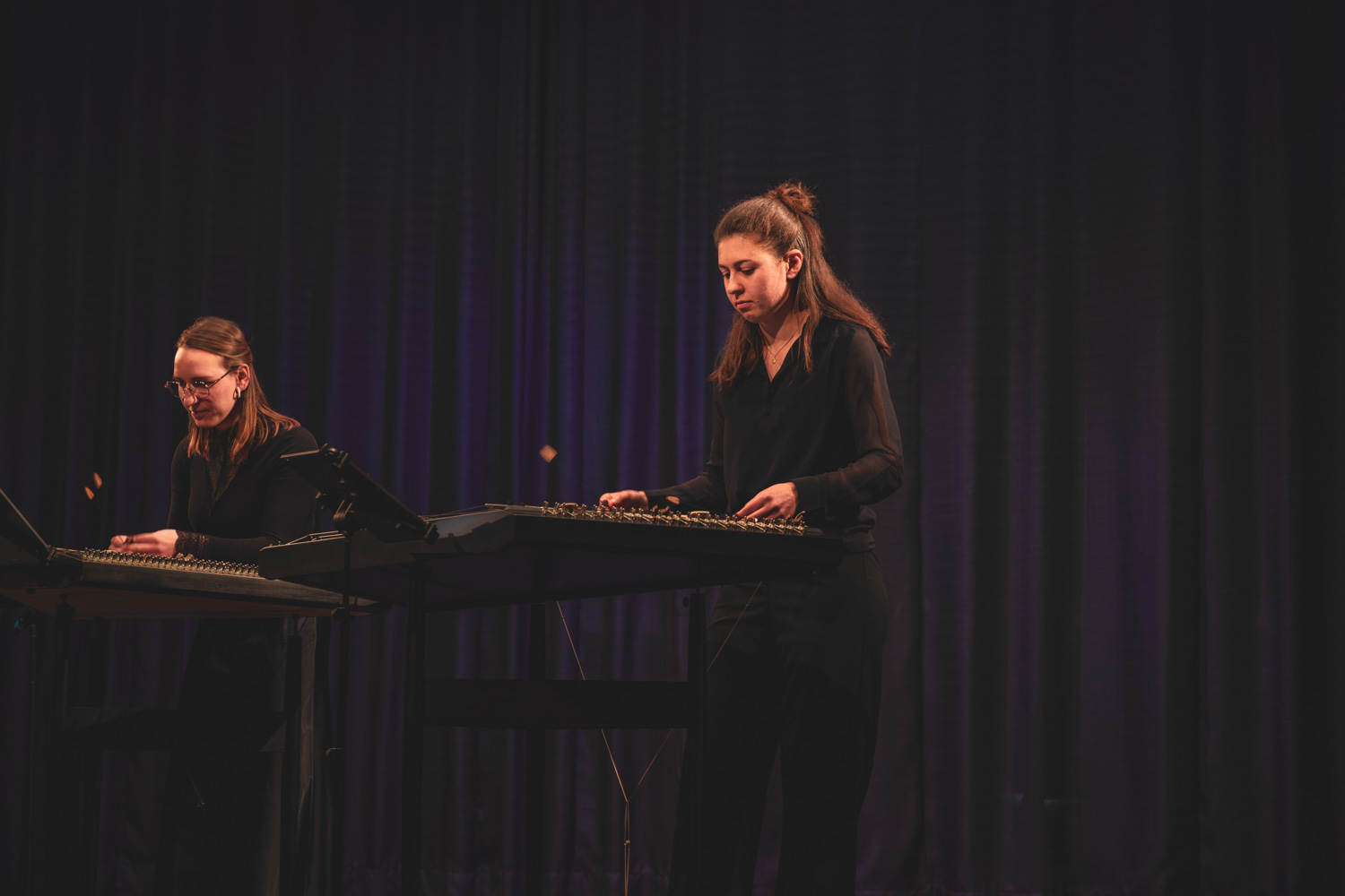 4 Hackbrettspielerinnen und Spieler auf der Bühne des Mareissaales