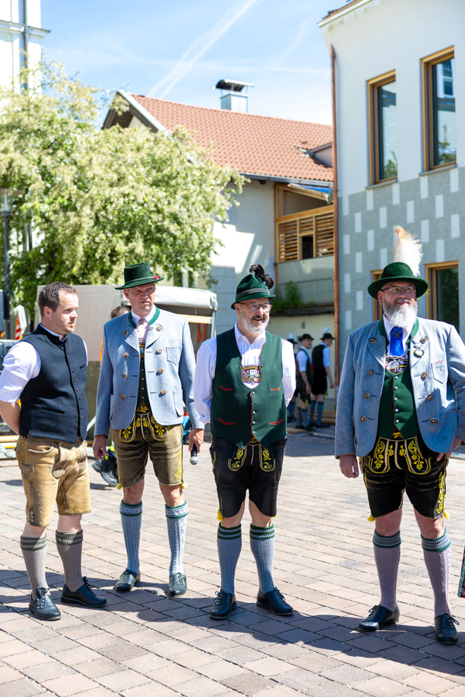 Die Vorstände der Trachtenvereine mit dem alten und neuen Bürgermeister