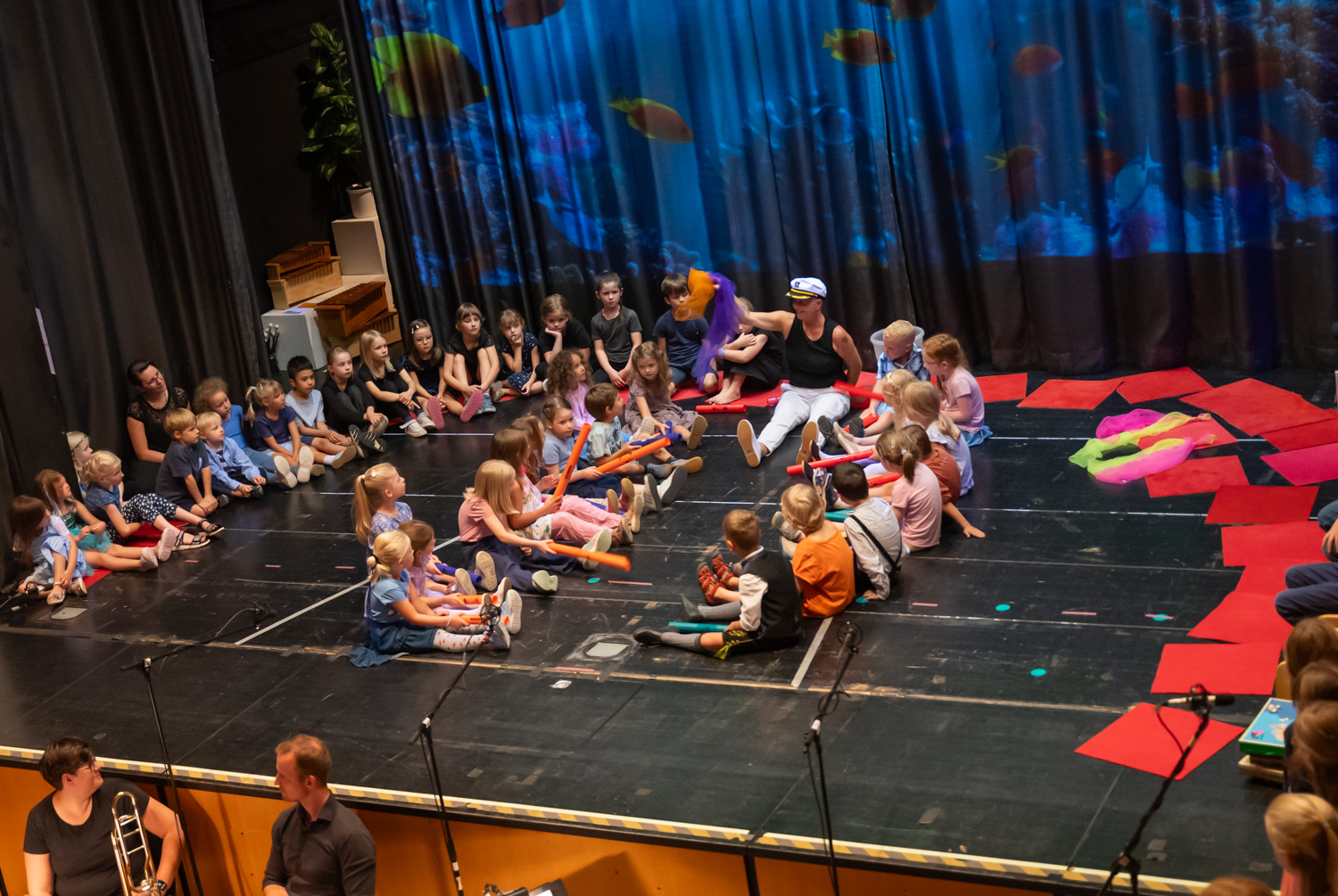 Die Kinder der Musikalische Früherziehung auf der Bühne des Mareissaales