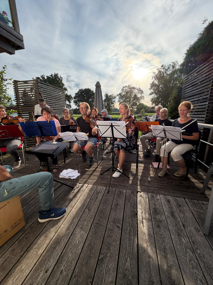 Orchester MuKo auf der Terrasse des Seniorenheims