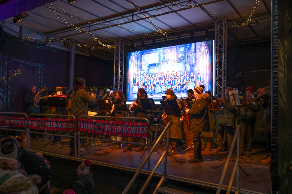Die Stadtkapelle Kolbermoor auf der Bühne des Christkindlmarktes Kolbermoor 